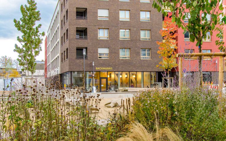 Café BACHMANNS in der Kleiststraße, davor der Quartiersplatz mit Ulmer Spatzen aus Beton